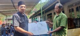 Penyerahan Akta Kematian Warga Saat Pemakaman di Padukuhan Ngricik